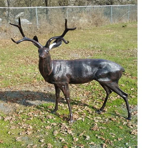 Statua di cervo in fibra di vetro